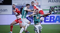 Jablonecký kapitán Nemanja Tekijaki padá k zemi po sráce s Ondejem Lingrem...