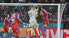 Branká� Sparty Peter Vindahl vyrá�í mí� z vápna.