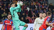 Martin Jedli�ka z Plzn� chytá mí� do rukavic.