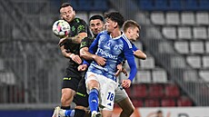 Hromadný hlavi�kový souboj o mí� mezi fotbalisty Olomouce a Jablonce.