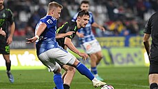 Filip Zorvan z Olomouce a Dominik Hollý z Jablonce v souboji o mí�.