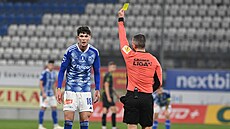 Jan Fiala z Olomouc inkasuje �lutou kartu za hrubost v utkání proti Jablonci.