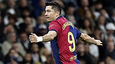 Útoník Barcelony Robert Lewandowski se raduje ze vsteleného gólu Realu Madrid.