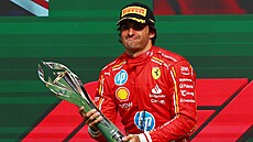 Jezdec Ferrari Carlos Sainz Jr. se raduje z výhry Velké ceny Mexika.