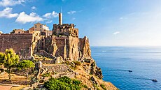 Pevnost stojí na 100 metr vysokém útesu od roku 1540.