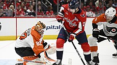 Hendrix Lapierre z Washingtonu v anci ped brankáem Ivanem Fedotovem z...