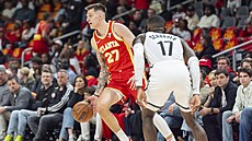 Vít Krej�í (vlevo) z Atlanty brán�ný Dennisem Schröderem z Brooklynu.