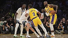 Otec a syn poprvé spolu v NBA. LeBron James (vpravo) sleduje s mí�em pohyb...