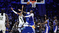 Janis Adetokunbo (vlevo) z Milwaukee bojuje pod ko�em s Andre Drummondem z...