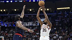 Kevin Durant z Phoenixu st�ílí p�es bránícího Jamese Hardena z Los Angeles...