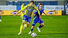 Zlínský Vukadin Vukadinovi� (vlevo) úto�í v zápase s Jihlavou.