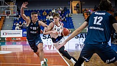 Brn�nský basketbalista Petr K�ivánek (s mí�em) �t�pánem Svobodou z NH Ostrava.