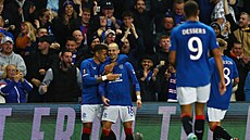 K�ídelník Rangers Václav �erný (druhý zleva) slaví se spoluhrá�i gól do sít�...