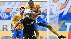 Úto�ník Bohemians Václav Drchal v souboji s obranou Teplic.