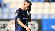Obránce Slovácka Stanislav Hofmann opou�tí po �ervené kart� h�i�t� v zápase s...