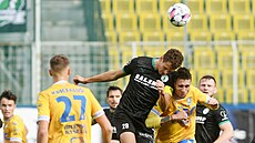Luká� H�lka z Bohemians posílá hlavou mí� z vápna po centru Teplic.
