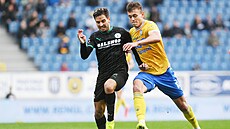 Zálo�ník Bohemians Ale� �ermák (vlevo) uniká teplickému Filipu Horskému.