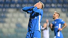 Mladoboleslavský Patrik Vydra s hlavou v dlaních poté, co zahodil dv penalty...
