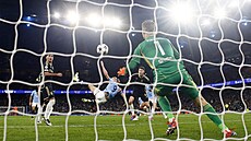 Spar�anský branká� Peter Vindahl se sna�í zlikvidovat akrobatické zakon�ení...