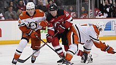 Pavel Minjukov (vlevo) a Radko Gudas z Anaheim Ducks se snaí v zápase s New...