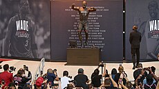 Dwyane Wade sleduje svou vlastní sochu p�ed halou Miami Heat