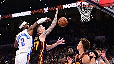 Shai Gilgeous-Alexander (vlevo) z Oklahoma City Thunder blokuje Víta Krejího z...