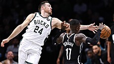 Pat Connaughton (24) z Milwaukee Bucks fauluje Dennise Schrödera (17) z...