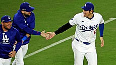 �óhei Ohtani (vpravo) slaví se spoluhrá�i z Los Angeles Dodgers.