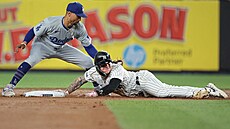 Alex Verdugo (vpravo) z New York Yankee slajduje k met� Los Angeles Dodgers,...
