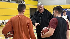 Predrag Bena�ek p�ebírá hrá�e Basketbal Olomouc.