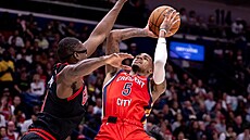 Dejounte Murray (5) z New Orleans Pelicans se v zápase s Chicago Bulls prosmýkl...