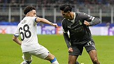 Tijjani Reijnders (vpravo) z AC Milán proniká kolem Chemsdineho Talbiho z Brugg.