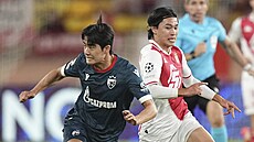 Takumi Minamino (vpravo) z AS Monako a Seol Young-woo z Crvené zvezdy B�lehrad...