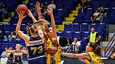 Anna Rylichová z Chomutova pod tlakem obrany AEL Limassol.