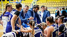 Pavel Stan�k komanduje basketbalové Levhartice Chomutov.
