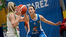 Natálie Vlková z Trutnova brání v zápase s KP TANY Brno.