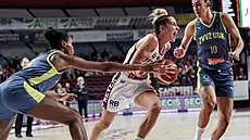 Valériane Ayayiová (vlevo) a María Condeová z USK Praha zachytávají útok...