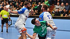 Joná� Patzel z Karviné st�ílí na bránu Sesvete, brání Mislav �uker (vlevo) a...