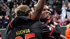 Ousmane Diao a Jan Kuchta oslavují gól Midtjyllandu.