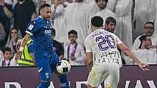 Neymar (vlevo) z al-Hilálu čelí Matiasu Palaciosovi z al Ainu.