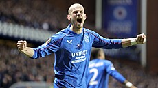 Václav �erný z Glasgow Rangers slaví gól.