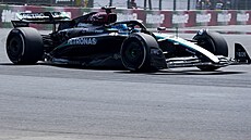 George Russell z Mercedesu na trati v Mexiku