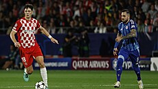 Ladislav Krejí (vlevo) z Girony v zápase se Slovanem Bratislava. Stíhá ho...