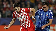 Ladislav Krejí (v ervenobílém) z Girony pod tlakem Davida Strelce ze Slovanu...