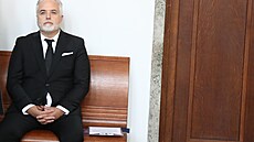 Ond�ej Kepka t�sn� p�ed svým projevem na posledním rozlou�ení s Ji�ím Hromadou...