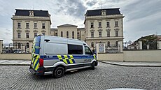 Eskorta pivezla k plzeskému okresnímu soudu mue obvinného z vrady, pokusu...