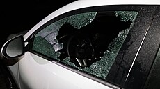 Mu se bhem týdne vloupal do 30 zaparkovaných aut v Karlových Varech. Na...