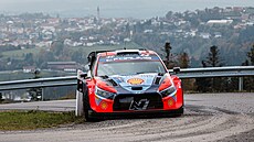 Estonský pilot Ott Tänak za volantem Hyundai i20 N Rally1 b�hem St�edoevropské...