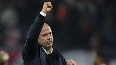 Fotbalový trenér Arne Slot slaví s fanou�ky vít�zství Liverpoolu nad Lipskem v...