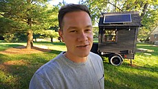 Ameri�an Levi Kelly ze Západní Virginie postavil malý domek na kole�kách, do...